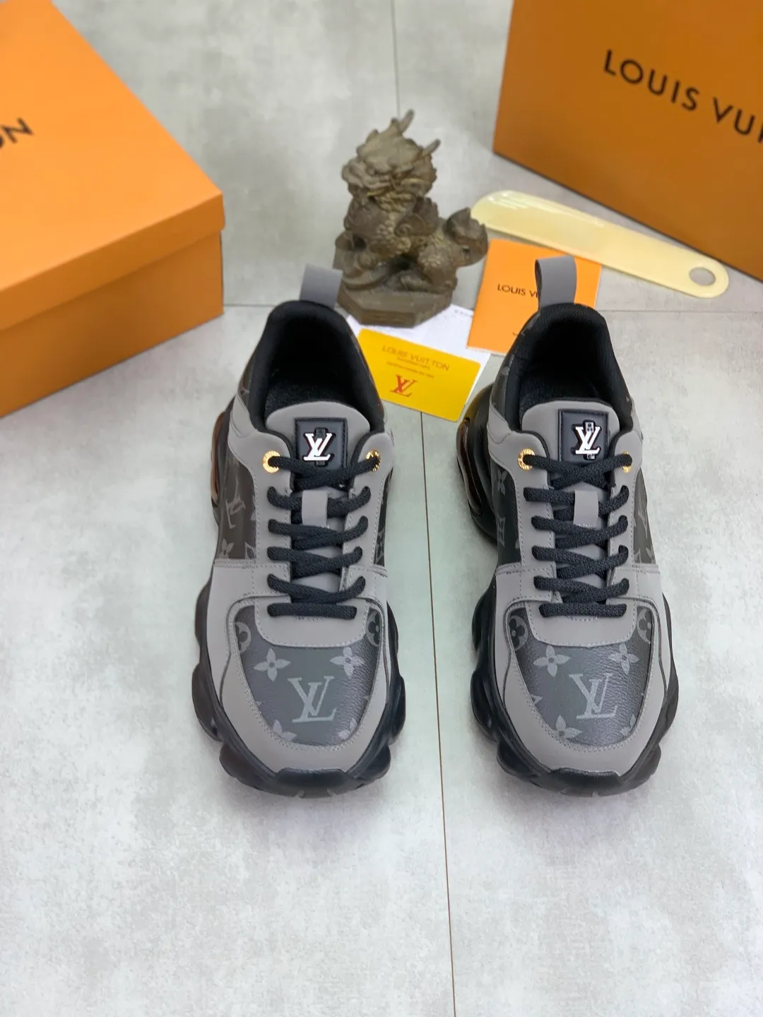 Men's men's shoes💰P440💰[New model]🆘[Louis Vuitton] LV official website latest model🎁casual and fashionable men's shoes👟hot style💥simple and elegant style, exclusive for trendy men. Unique official website latest brand elements👑original decoration, fashionable and generous, the fabric is made of original calfskin➕comfortable and breathable mesh lining➕pig skin lining ✅The official website specifies wear-resistant casual outsole, the classic model is taken in real life🎬Color: 5️⃣colors available😍Number of codes: 38-44 (45 46 customized)